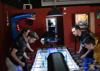 personas jugando al futbolín en Black Ball en Jerez de la Frontera
